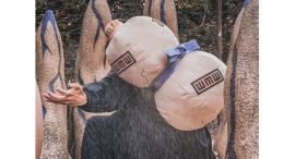 ニジゲンノモリでしか手に入らない!NARUTOファン大興奮のオリジナルグッズが登場 プレミアムグッズ第2弾「我愛羅の瓢箪風リュック」 ニジゲンノモリでしか手に入らない!NARUTOファン大興奮のオリジナルグッズが登場 プレミアムグッズ第2弾「我愛羅の瓢箪風リュック」