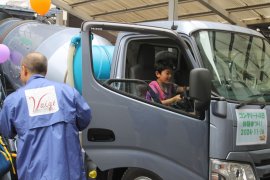 体験コーナー「コンクリートミキサー車に乗ってみよう!」 体験コーナー「コンクリートミキサー車に乗ってみよう!」