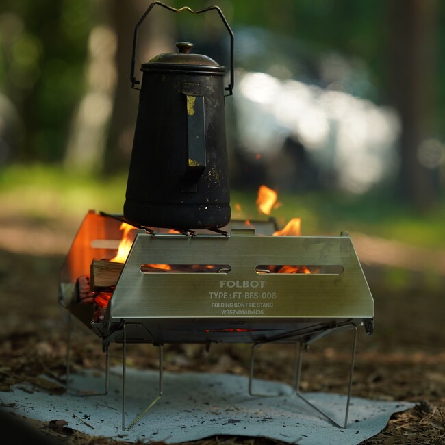 わずか5秒で組み立て可能な薄型・軽量の焚き火台『BONFIRE STAND』 お買い上げのお客様に便利なギアコンテナプレゼント