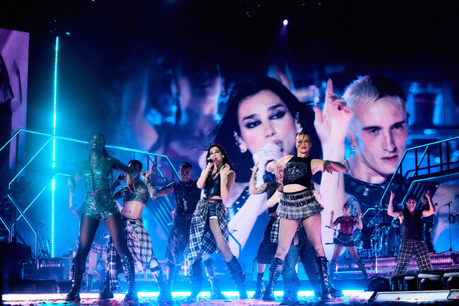 【ロエベ】デュア・リパが「ラディカル・オプティミズム・ツアー」にてロエベを着用