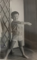 大東賢監督の幼い頃の変身ポーズ 大東賢監督の幼い頃の変身ポーズ