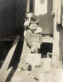 幼い頃の大東賢監督と兄でヒーローごっこ 幼い頃の大東賢監督と兄でヒーローごっこ