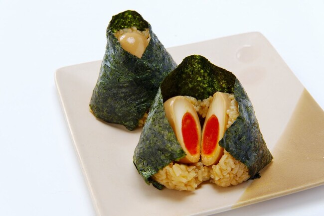 トロッとした大きな煮卵がおにぎりの中に入った「煮~たま卵太郎」