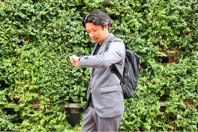 空気の持つ特性を生かした「KARUISHI(R)」素材を採用　軽くて保温性に優れたセットアップスーツを発売