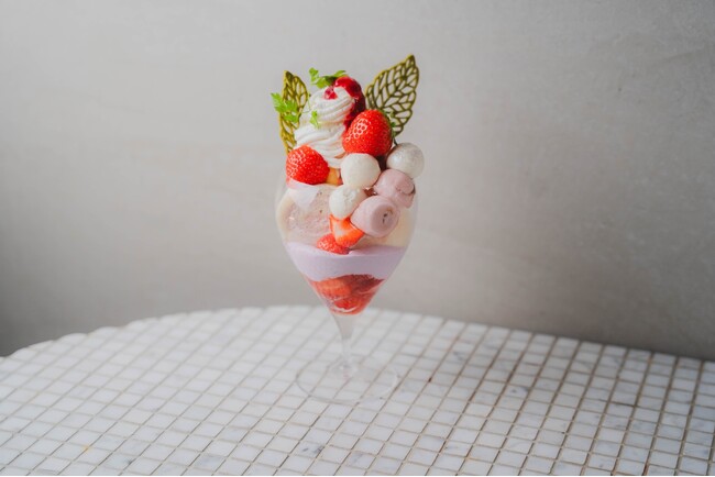 聖夜を彩る、甘くジューシーないちごのパフェ「2024 White Christmas Parfait」／「THE NEW NORMAL」にて12月2日からスタート！