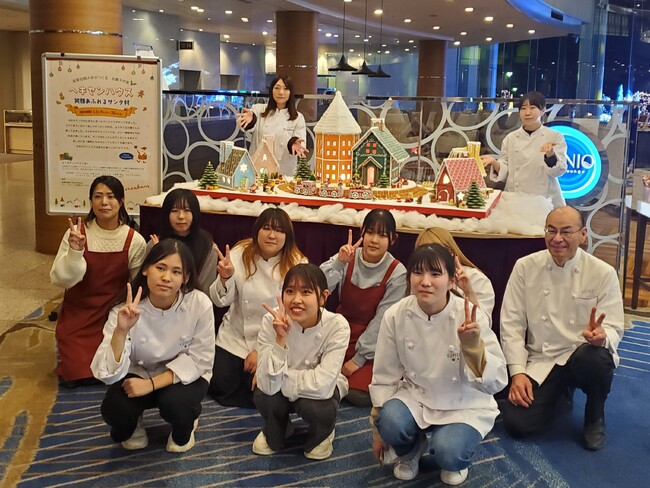 【びわ湖大津プリンスホテル】滋賀短期大学学生のデザイン・制作によるヘキセンハウス（お菓子の家）がホテルロビーに登場！2025年滋賀県で開催のスポーツイベントにちなんだ世界観で賑やかに