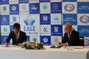 協定書に署名する(左から)加計理事長、越宗会長 協定書に署名する(左から)加計理事長、越宗会長