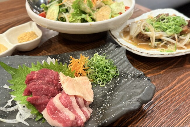 馬肉食べ飲み放題が、驚きの5,000円(税込)！『馬王』だけの特別プランが新登場！【大衆馬肉酒場 馬王 十三店】