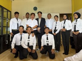 インドネシア建築研修センターでの技能実習生と高松建設株式会社・高松代表(写真中央)とROY株式会社・大石代表(写真中央左)らによる集合写真 インドネシア建築研修センターでの技能実習生と高松建設株式会社・高松代表(写真中央)とROY株式会社・大石代表(写真中央左)らによる集合写真