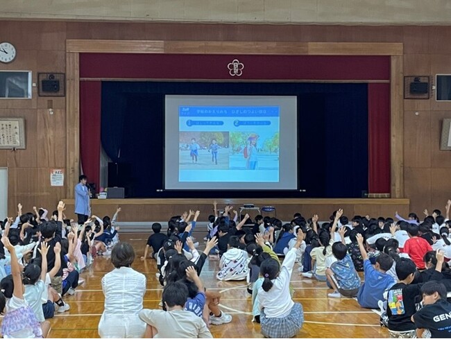 メガネのZoff「目の健康」を啓発する出張授業～福井県福井市日新小学校の1年生から6年生まで約210名を対象に実施～