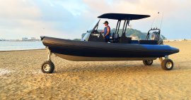 水陸両用モーターボート「SEALEGS」を使用した操船の様子 水陸両用モーターボート「SEALEGS」を使用した操船の様子