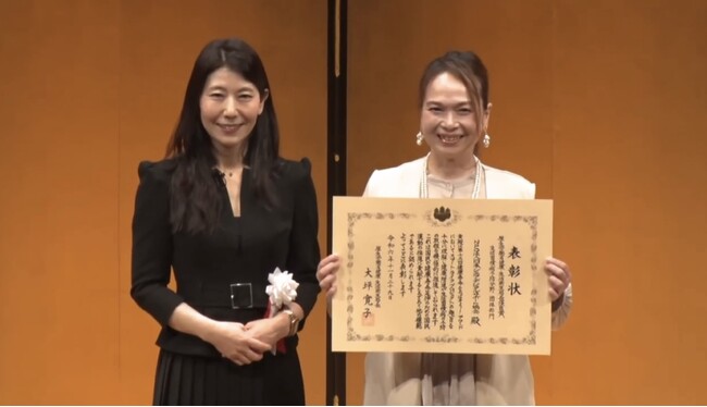 厚生労働省から『高齢者デジタル支援と健康促進活動』を称され表彰頂く。現役看護師ならではの気配りと工夫でオンラインの障壁をなくし、３年間で延べ568人の高齢者等が「オンライン学級会」に参加。