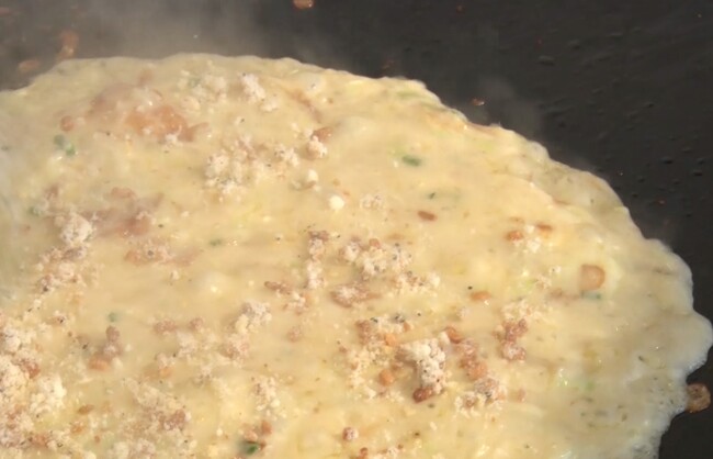 【お好み焼 道とん堀】もんじゃ焼きなのに「真っ白」! もんじゃ焼きがリゾットに変身!? 「鉄板の上でビーフシチューをつくって」かけるお好み焼き! 12月4日(水)より販売スタート