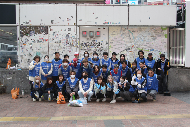 【日本経済大学】渋谷の街を美しく！ 日本経済大学 渋谷キャンパスの学生たち400人が落書き消しボランティア活動を実施　【事後レポート】
