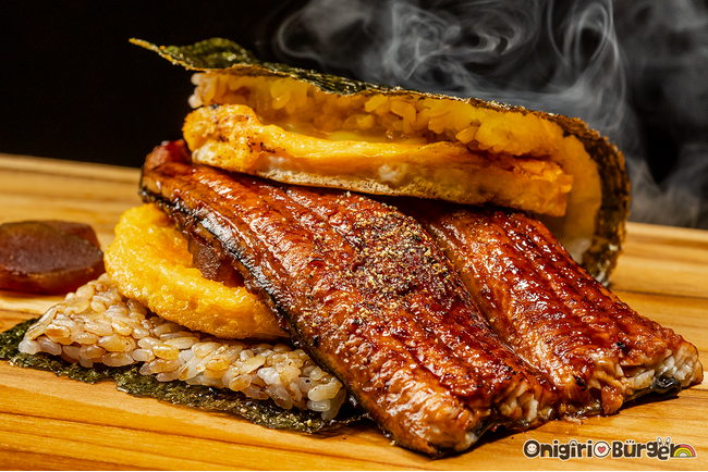 「うなぎ」× 空港グルメの新スタイル！おにぎりバーガー『鰻の蒲焼き～ダブル玉子』、関西国際空港 OnigiriBurger1周年記念メニューとして新登場