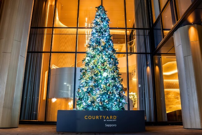 【コートヤード・バイ・マリオット札幌】高さ5ｍのクリスマスツリーを屋外に設置。開業後初のクリスマス ”Courtyard Sapporo Christmas 2024