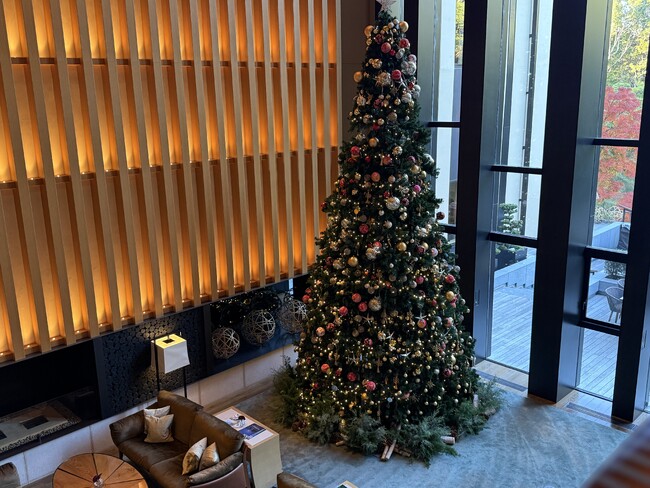 【フォーシーズンズホテル京都】京都らしさを取り入れた6メートルのクリスマスツリーが登場