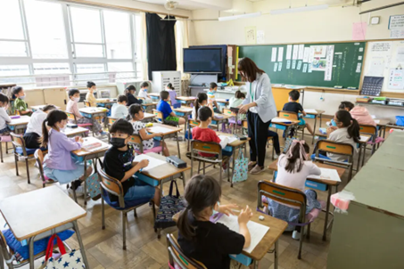 【山梨県】令和7年度より25人学級を小学校5年生に拡大、8年度には全学年に導入。令和3年度に全国で初めて公立小学校1年生に導入した25人学級　完成へ。