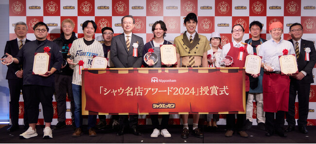 シャウエッセン(R)をメニューに採用いただいている「シャウ名店」大賞が決定！プレゼンターとして小島よしおさんが特別仕様”シャウスーツ”で登場「シャウ名店アワード2024授賞式」開催レポート