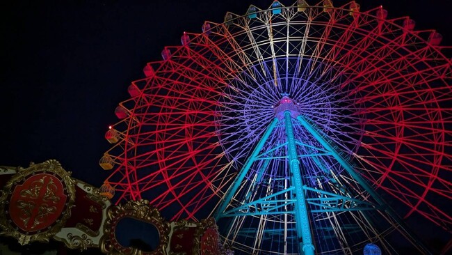 「歴史と未来を照らす特別なライトアップイベントを開催し、ペルー独立確立200周年記念（アヤクチョの戦い）およびペルー人の日本移住35周年を祝います。」