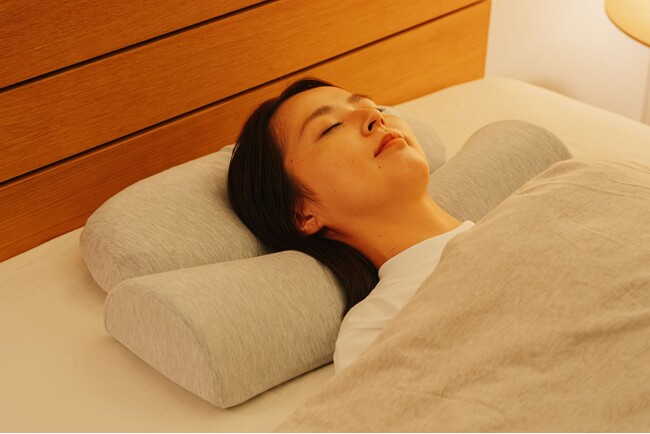 枕で首と肩を40度で温めて“寝るとき温活”「首と肩がホッとする枕」シリーズ累計販売数10万個突破！ユーザーのお気に入りは「温め機能」がトップ