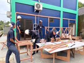 木材の加工・組み立てを行う研修生たち 木材の加工・組み立てを行う研修生たち