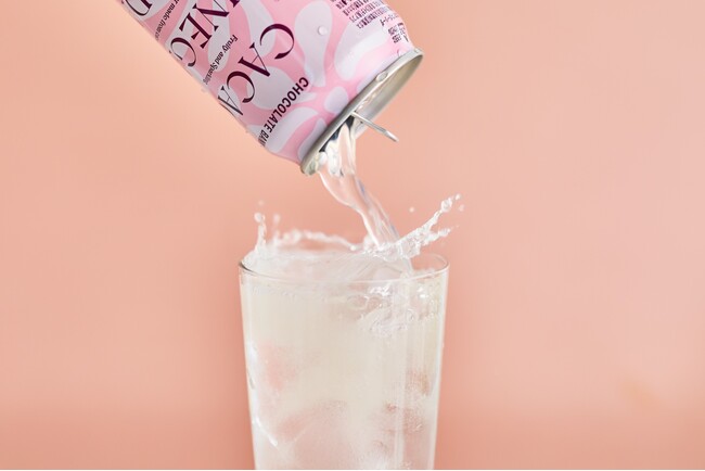 チョコレートブランドから、意外なラグジュアリードリンクの新提案！希少なカカオの果汁から作る【カカオビネガーのソーダ】が初登場。「ノンアル」×「お酢」で美味しく健康にも。