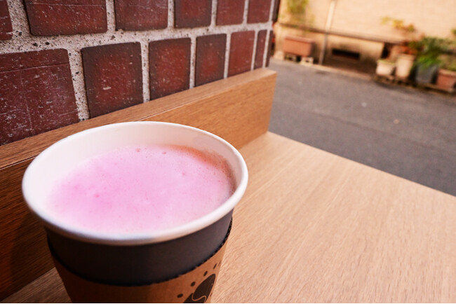 いちごとコーヒー？！相性抜群に仕上げた「バニラストロベリーラテ」が冬季限定、数量限定で大阪市北区中崎町のカフェ「hibinomame」に新登場。