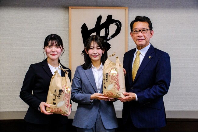 ネッツトヨタニューリー北大阪から寄贈　新入社員が育てたお米を子ども食堂へ