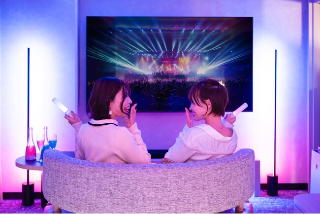 【新宿プリンスホテル】75インチの大画面TVとサラウンドスピーカー、映像連動エンタメ照明で推しを満喫！「お仕事終わりの推し事応援プラン」の販売を開始