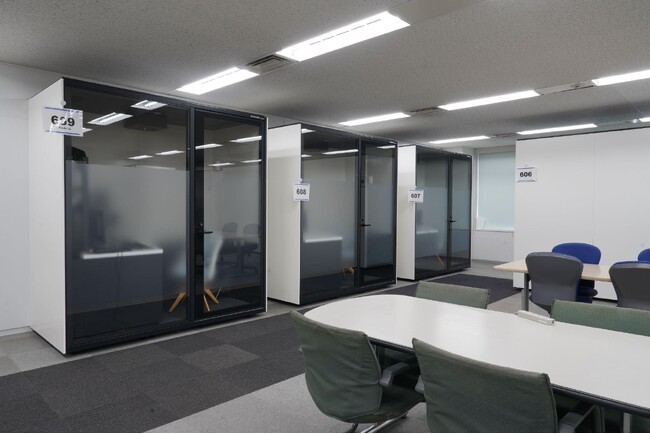 年間約20万人受講の資格の学校TAC、テレキューブスタジオで「オンラインライブ通信講座」の開講を実現