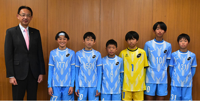 高槻市の小学生６人がサッカーの全国大会出場を市長に報告