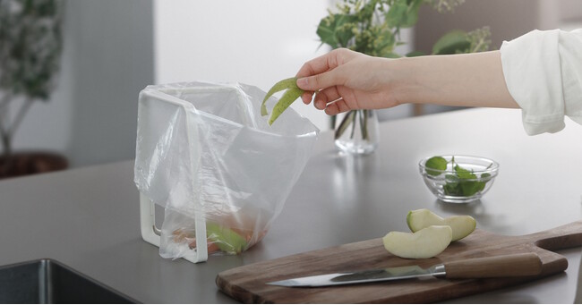 生ゴミを捨てやすく、使わない時はコンパクト「ポリ袋ホルダー」が新発売