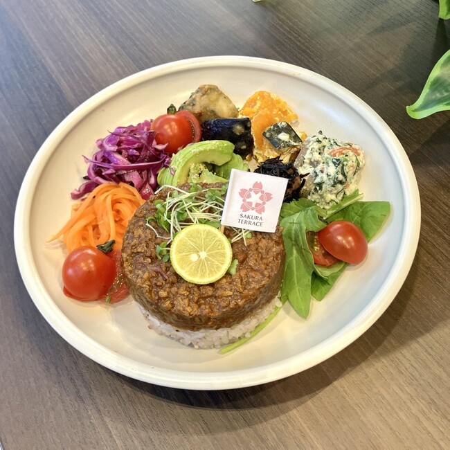 ヘルシーカフェ さくらテラスに新メニュー登場！ヴィーガンドライカレー&クリスマスガトーショコラ