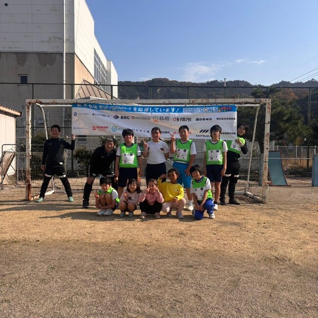 島に住む子どもたちの笑顔が広がる 今年最後のサッカー教室を通じた交流企画!