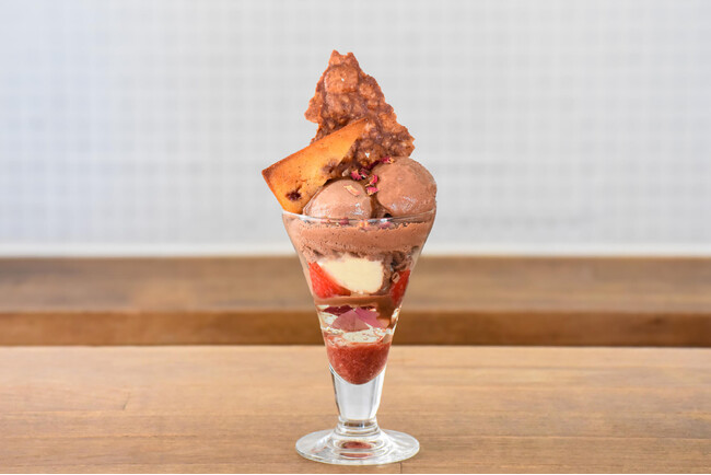 Minimalより、冬限定の本格苺チョコレートパフェが登場。6ヶ国のカカオ豆使った、味わい豊かな7つのチョコレートパーツが希少苺