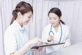 看護師役へのアドバイスを受けて演技をする 看護師役へのアドバイスを受けて演技をする