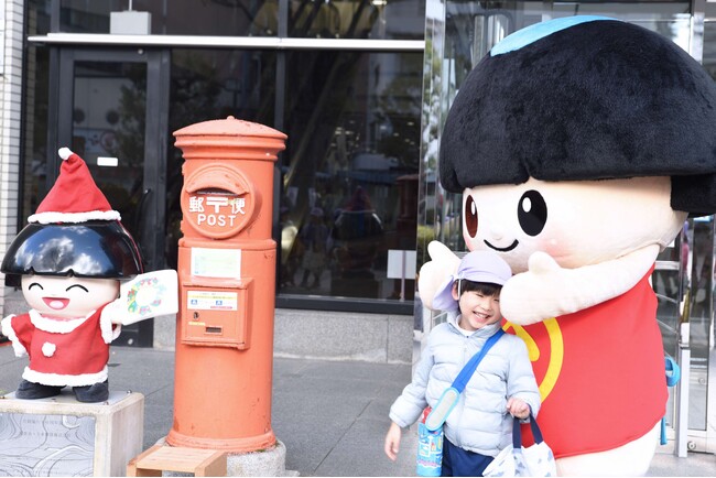 園児がクリスマスカードを「サンタきんたくんポスト」に投函/兵庫県川西市