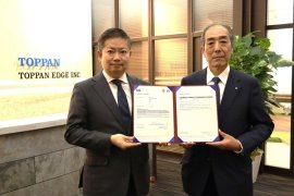 2024年12月16日(月)に行われた授与式にて写真左より、BSIグループジャパン株式会社 代表取締役社長 漆原 将樹、TOPPANエッジ株式会社 代表取締役社長 添田 秀樹様 2024年12月16日(月)に行われた授与式にて写真左より、BSIグループジャパン株式会社 代表取締役社長 漆原 将樹、TOPPANエッジ株式会社 代表取締役社長 添田 秀樹様