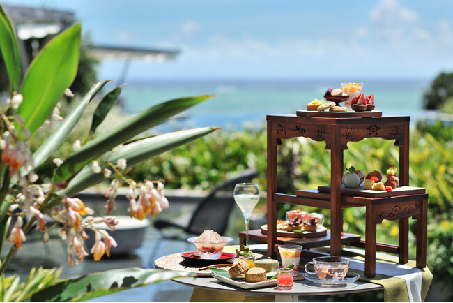 【星のや沖縄】海に臨むプールサイドで優雅な時間を楽しむ「海風（うみかじ）アフタヌーンティー～月桃～」提供