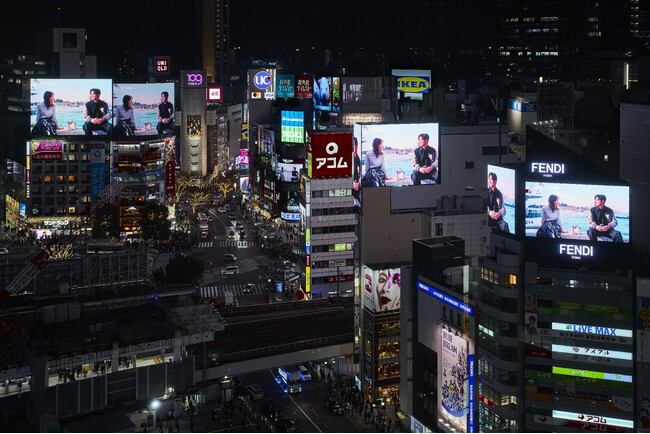 フェンディ、川口春奈と目黒蓮のスペシャルムービーの公開を祝し、渋谷スクランブル交差点をジャック！
