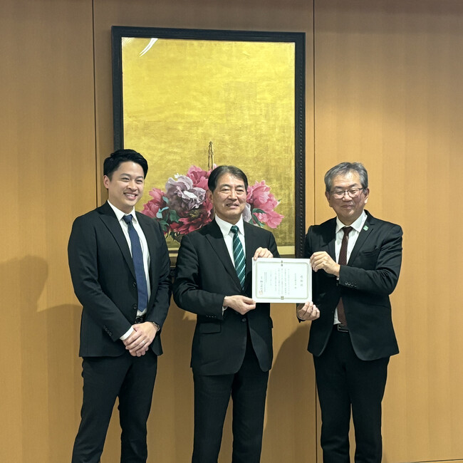 「不良品アクセサリー」を使用して新たな商品を作るコンテストを文化学園大学と共同で実施し、売上金額の一部をNPO法人「世界の子どもにワクチンを 日本委員会(JCV)」に寄付。感謝状が授与されました。