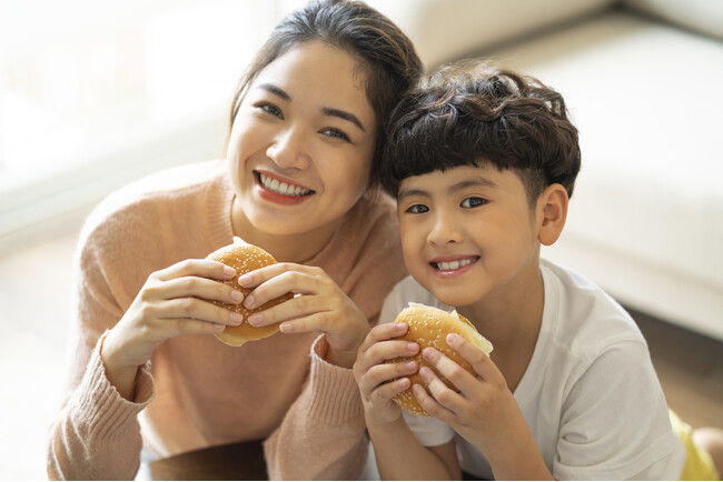 「親子でよく利用するファストフードチェーンランキング」1位は「マクドナルド」！　大人だけで行きたいファストフードチェーン1位は「〇〇バーガー」／いこーよファミリーラボ