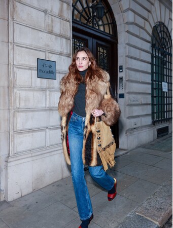 アレクサ・チャンが、ヴァレンティノ 2025年スプリングコレクションの新作バッグを着用