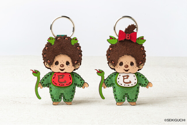 [2025年 巳（み）年]　新年のお祝いにふさわしい モンチッチ干支（巳）レザーキーホルダーの登場です。