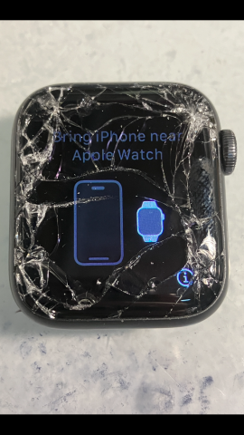 修理前:ガラス割れ画面。 修理前:ガラス割れ画面。