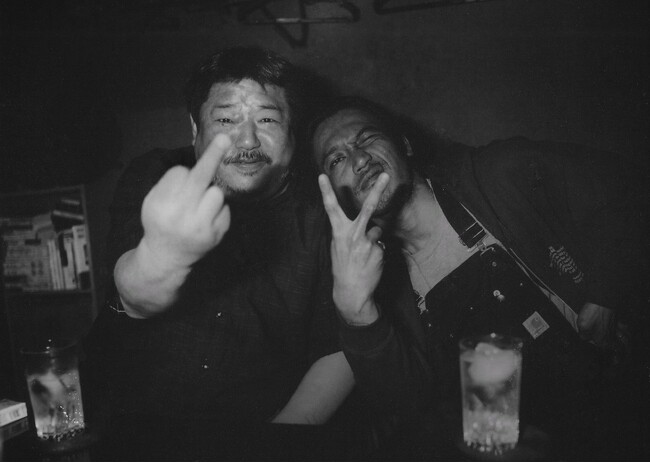 ロックバンドOLEDICKFOGGYヴォーカル伊藤雄和と芥川賞作家 西村賢太、「ふたりの、終われない夜」を追いかけた渾身のドキュメンタリー作品。NHK総合にて放送決定！