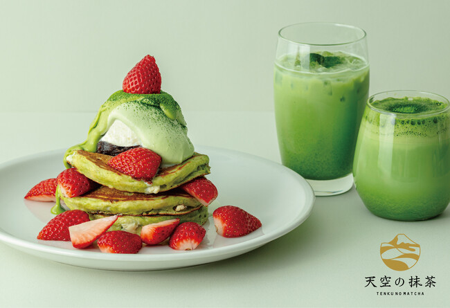 【天空の抹茶(R)】をふんだんに使用した「プレミアム抹茶ストロベリーパンケーキ」と「天空の抹茶(R)ラテ」2024年12月28日(土)から提供開始
