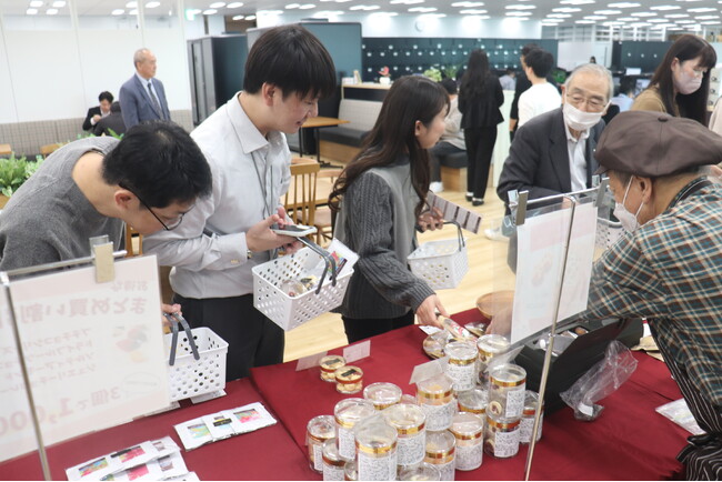 全国初の福祉チョコレート工房「ショコラボ・グループ」、アイザワ証券本社でチョコレート販売