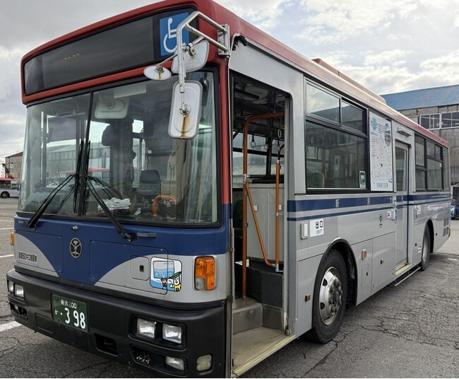 子どもたちが描く「未来の海へのメッセージ」を載せた路線バスが運行開始